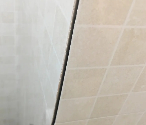 丘北瓷砖空鼓维修公司分享阳台瓷砖脱落的修复过程可以分为以下几个步骤