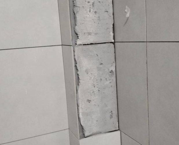 丘北瓷砖空鼓维修公司分享下瓷砖施工前基层浇水润湿程度不足，可能导致以下问题
